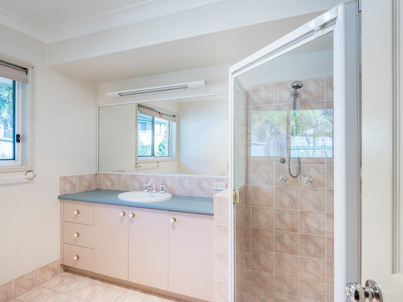 59 Oakley Street, Carindale QLD 4152