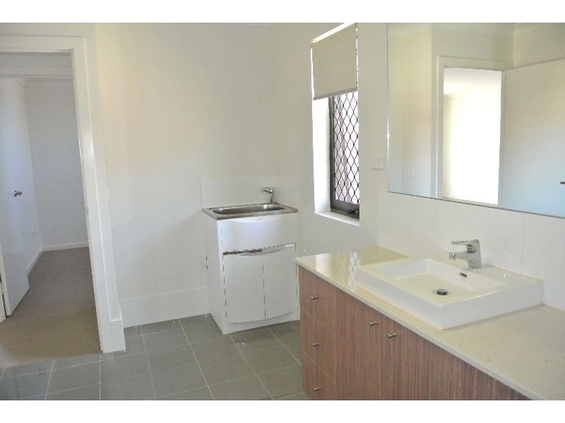 2/24 Dickenson Street, Carina QLD 4152