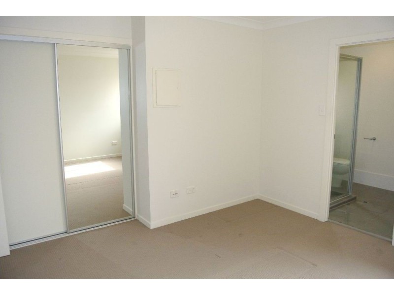 2/24 Dickenson Street, Carina QLD 4152