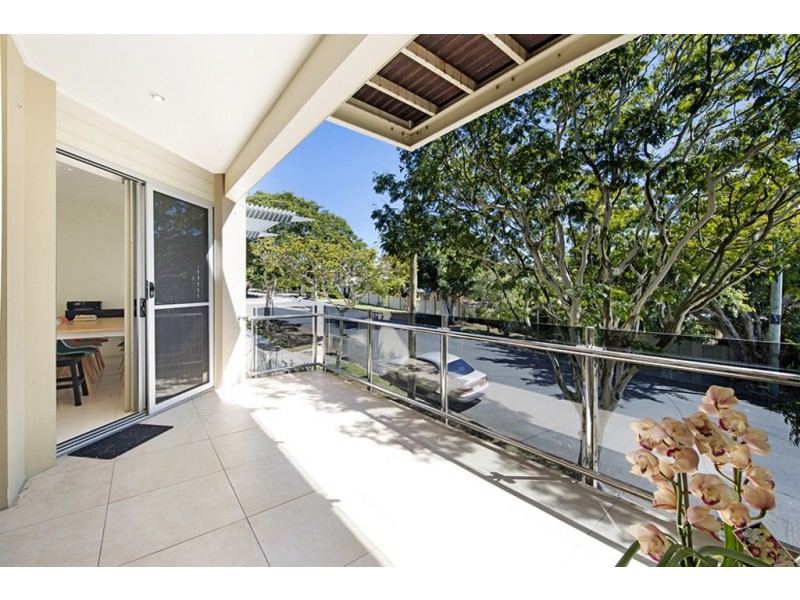 37 Barnes Avenue, Coorparoo QLD 4151