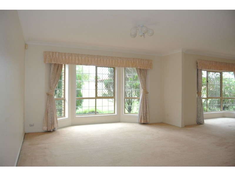 143 Cadogan Street, Carindale QLD 4152