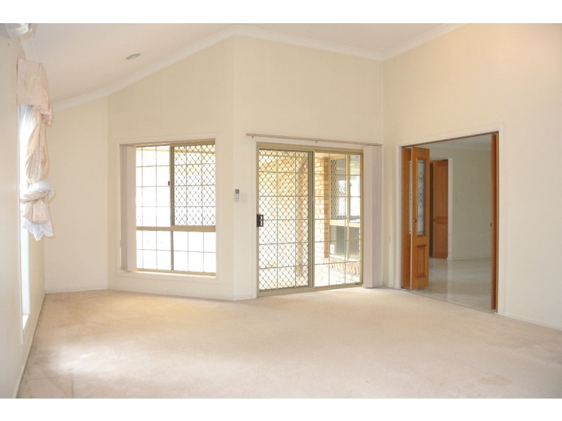 143 Cadogan Street, Carindale QLD 4152