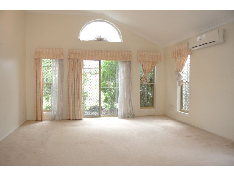 143 Cadogan Street, Carindale QLD 4152