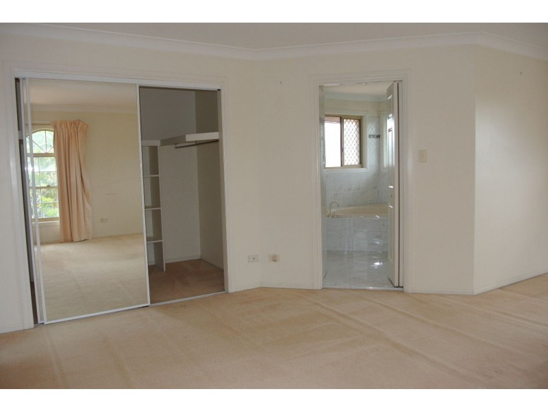 143 Cadogan Street, Carindale QLD 4152