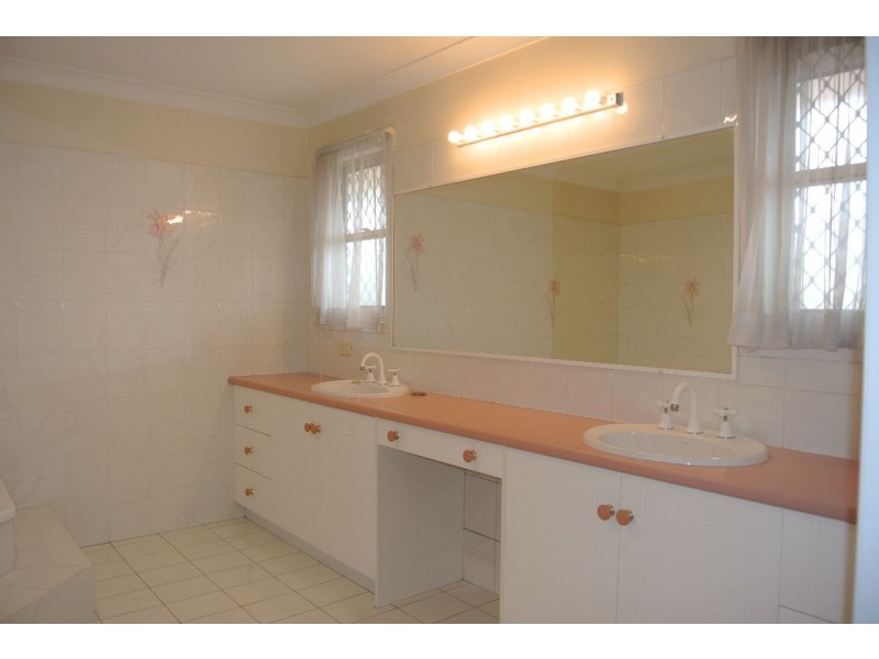 143 Cadogan Street, Carindale QLD 4152