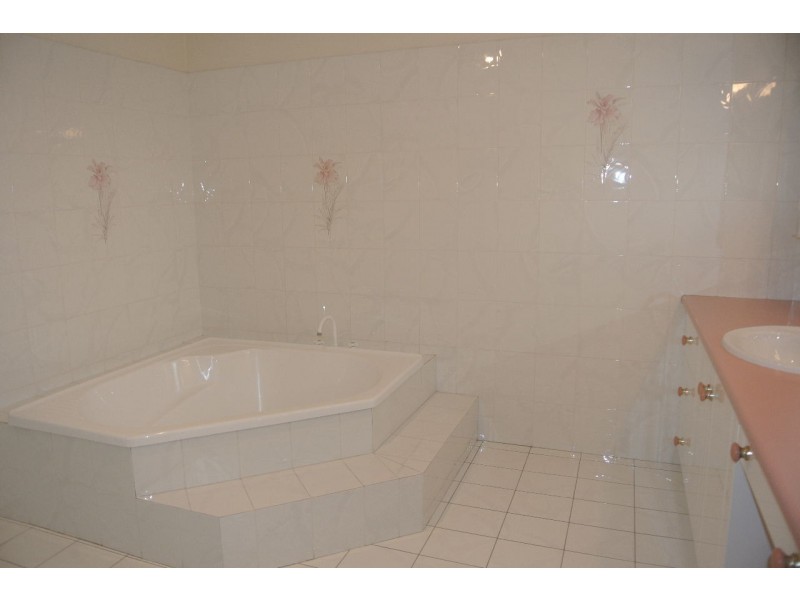 143 Cadogan Street, Carindale QLD 4152