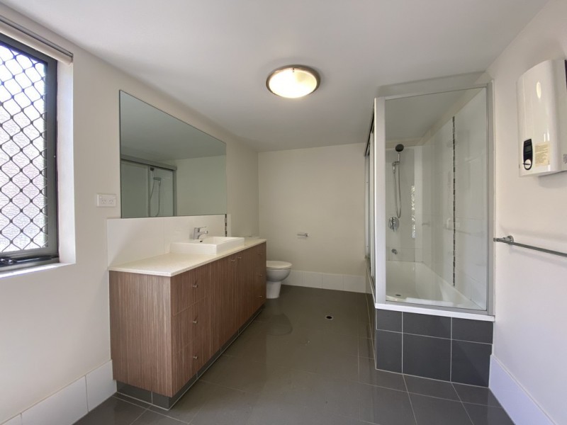 2/24 Dickenson Street, Carina QLD 4152