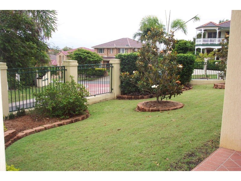 2 Forest Place, Carindale QLD 4152