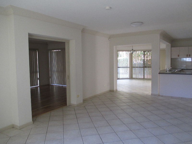 2 Forest Place, Carindale QLD 4152