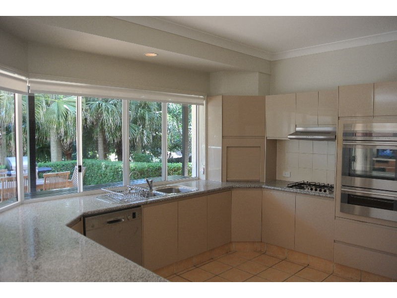 32 Amersham Crescent, Carindale QLD 4152