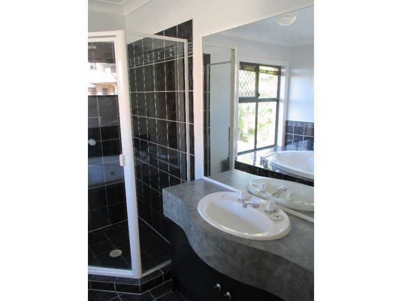 2 Forest Place, Carindale QLD 4152