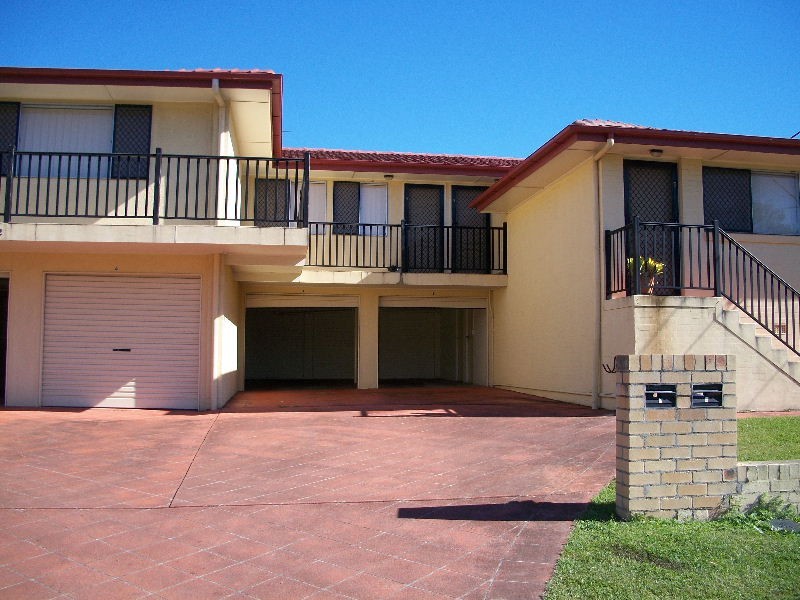 2/12 Robbies Avenue, Carina QLD 4152