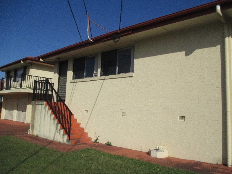 2/12 Robbies Avenue, Carina QLD 4152