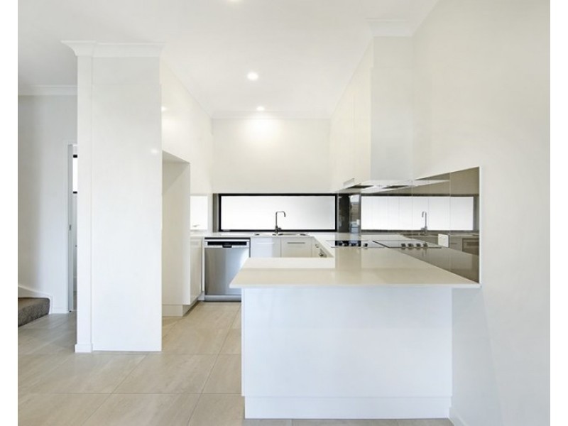 2/71-75 Dickenson Street, Carina QLD 4152