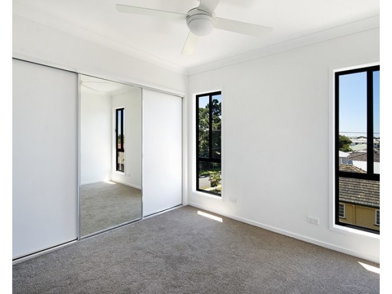 2/71-75 Dickenson Street, Carina QLD 4152