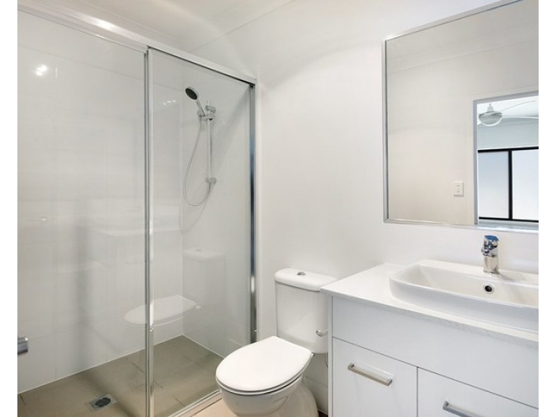 2/71-75 Dickenson Street, Carina QLD 4152