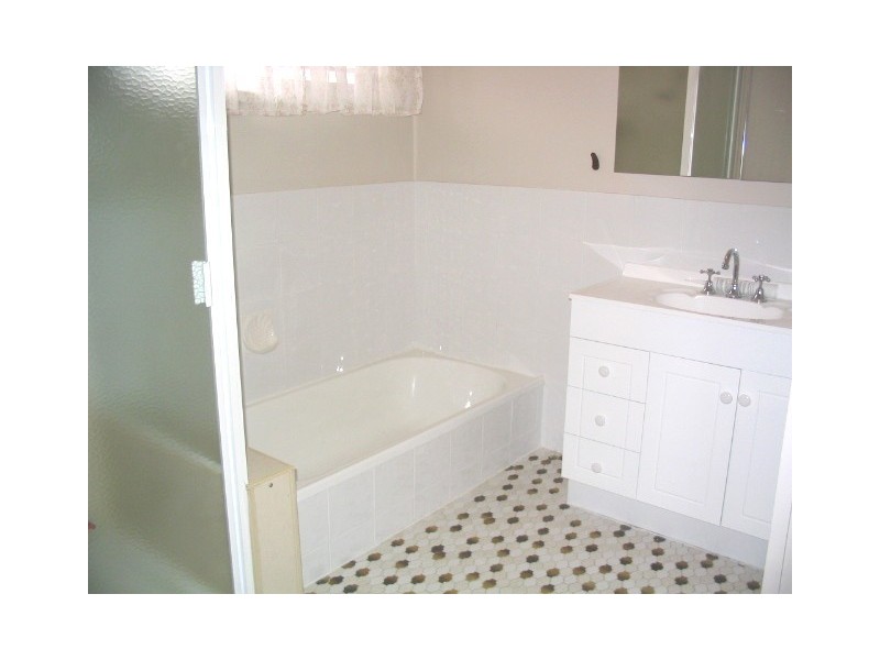 6 Owarra Avenue East, Ferny Hills QLD 4055