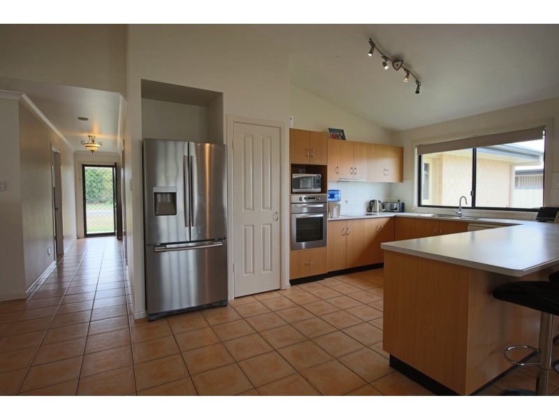 6 Mariposa Place, Cooloola Cove QLD 4580