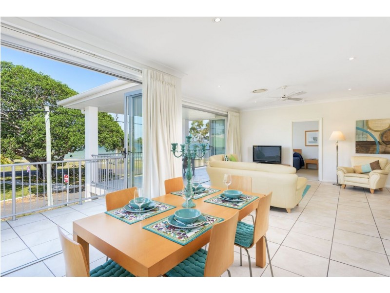 Unit 4 29 Esplanade, Tin Can Bay QLD 4580
