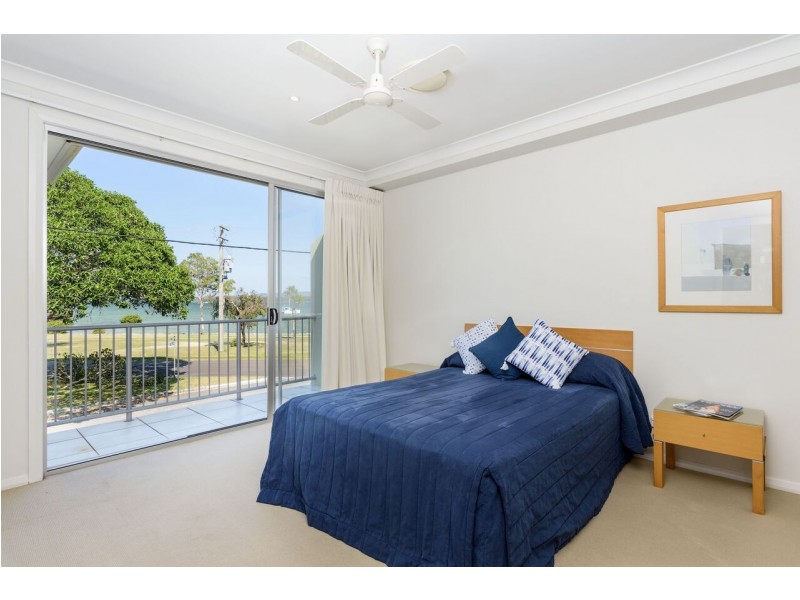 Unit 4 29 Esplanade, Tin Can Bay QLD 4580