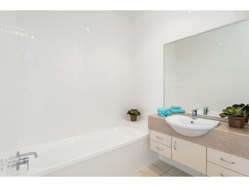 Unit 4 29 Esplanade, Tin Can Bay QLD 4580
