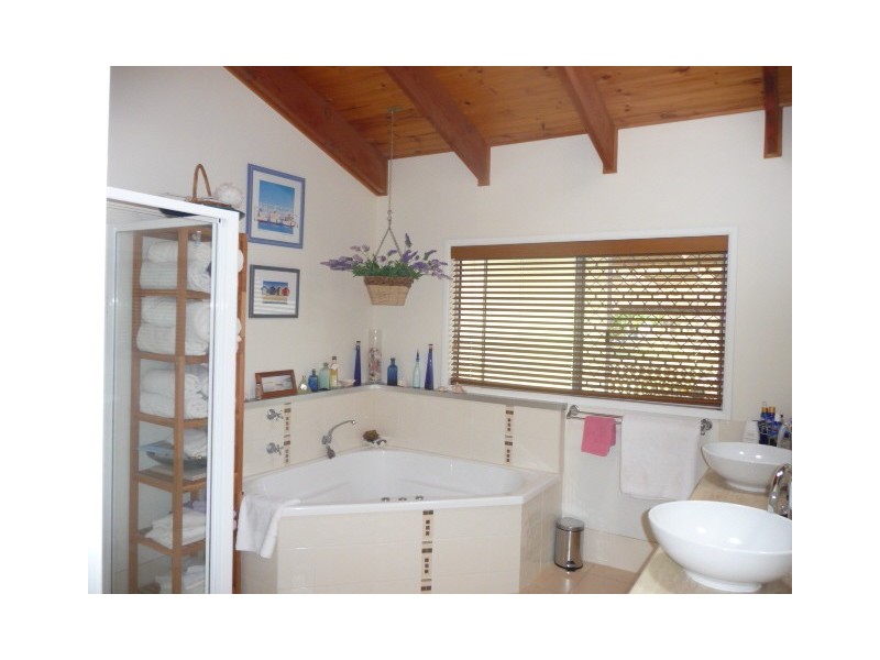 70 Endeavour Dr, Cooloola Cove QLD 4580