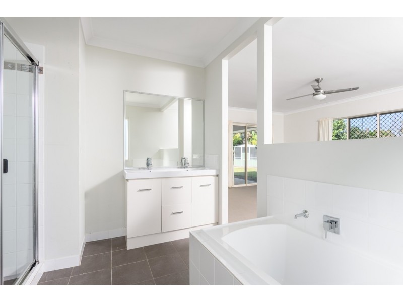 6 Creekside Esplanade, Cooloola Cove QLD 4580