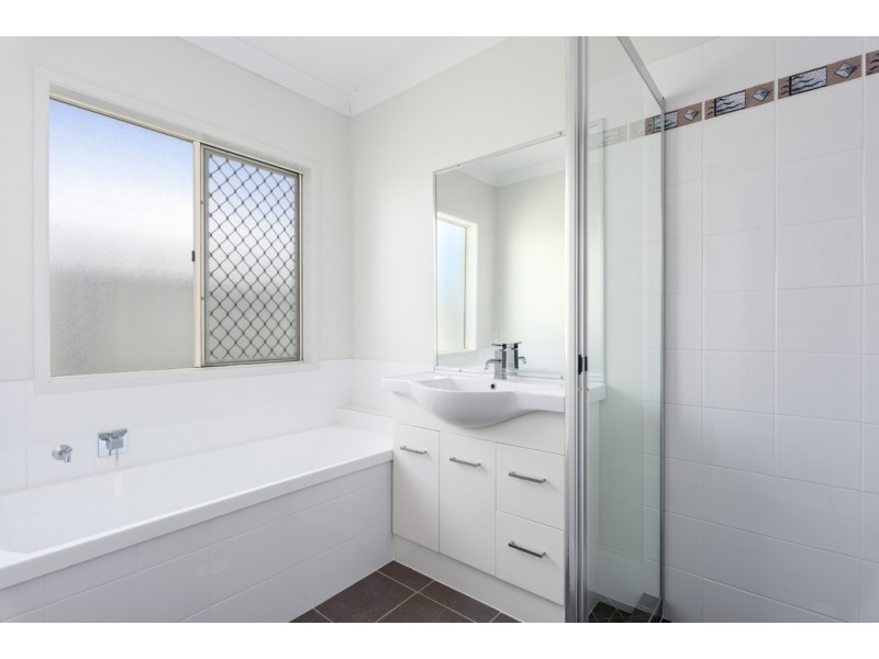 6 Creekside Esplanade, Cooloola Cove QLD 4580