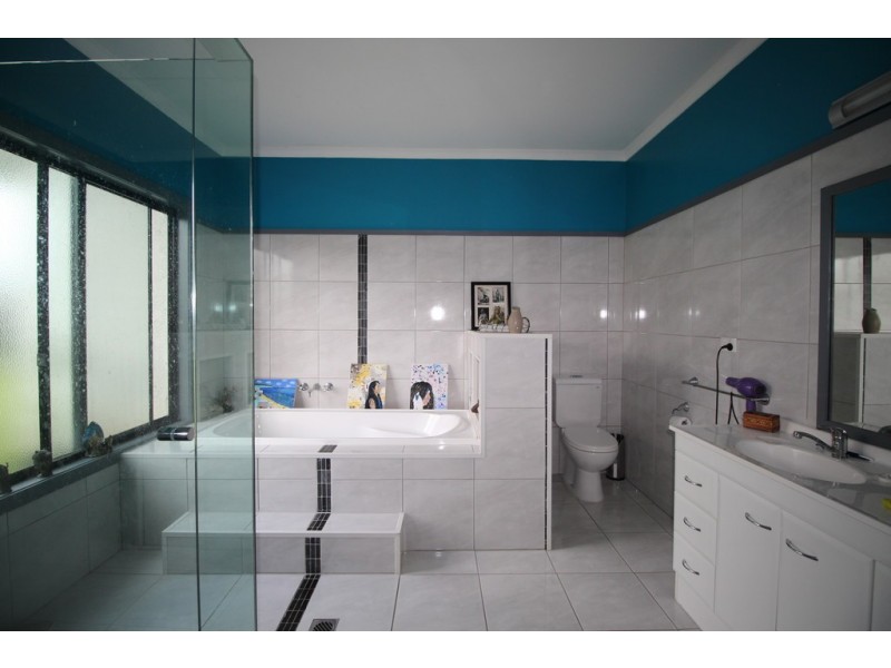 33 Creekside Esplanade, Cooloola Cove QLD 4580