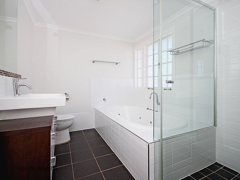 10 Dorrington Drive, Ashgrove QLD 4060