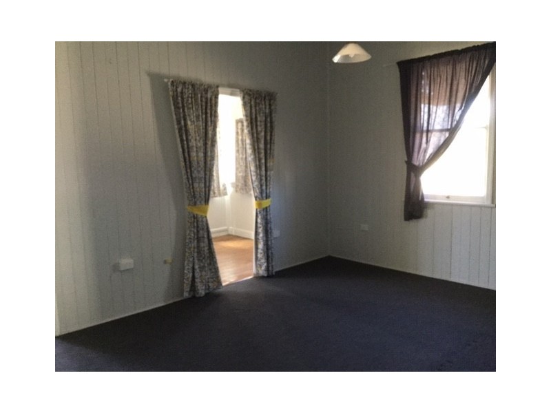 12 Russell Street, Roma QLD 4455