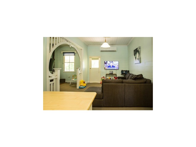 42 BURROWES STREET, Surat QLD 4417