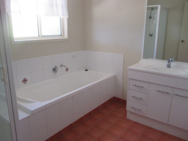 3 BOND STREET, Roma QLD 4455