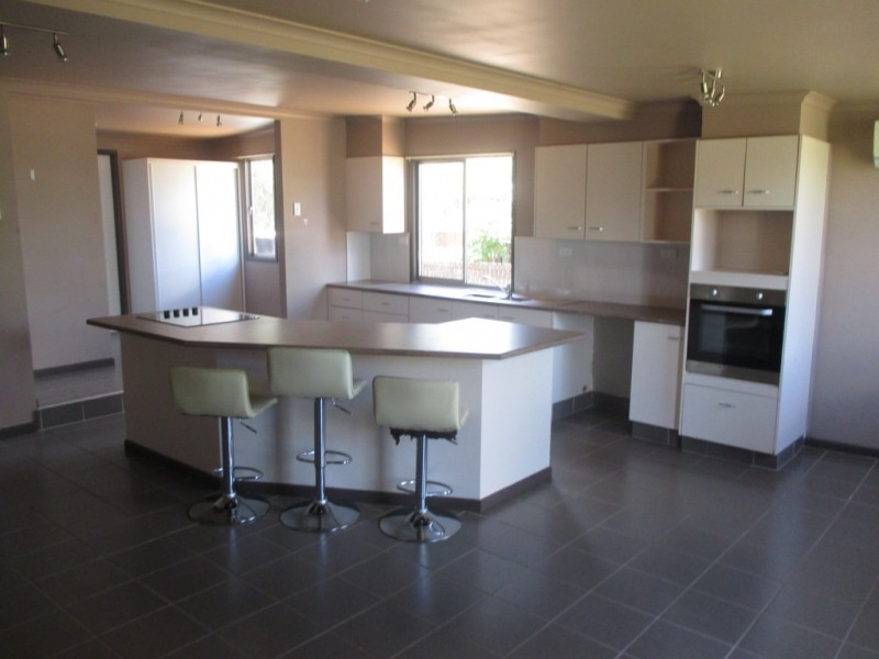 71 RAGLAN STREET, Roma QLD 4455