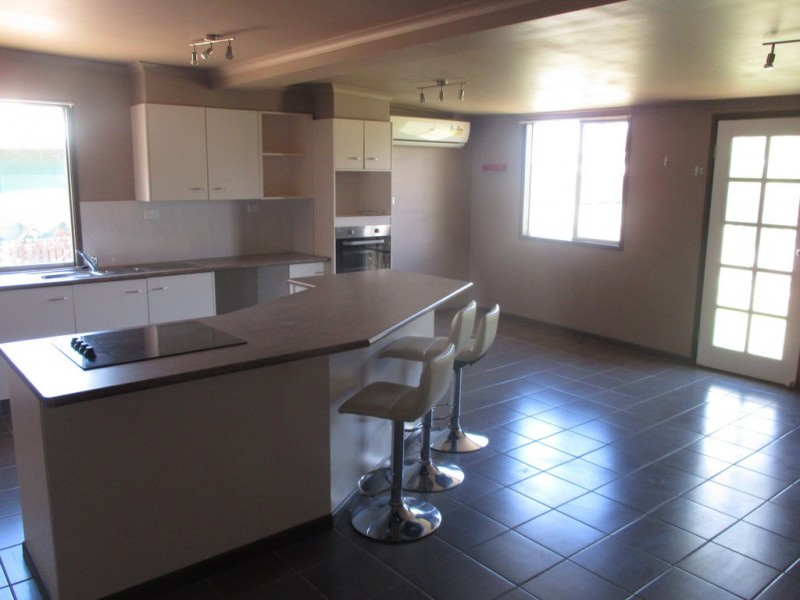 71 RAGLAN STREET, Roma QLD 4455