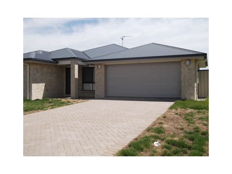 27  Everingham Avenue, Roma QLD 4455