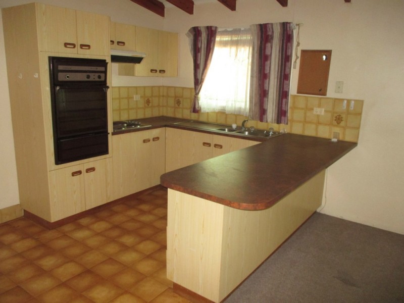 15 ROBERTSON STREET, Roma QLD 4455