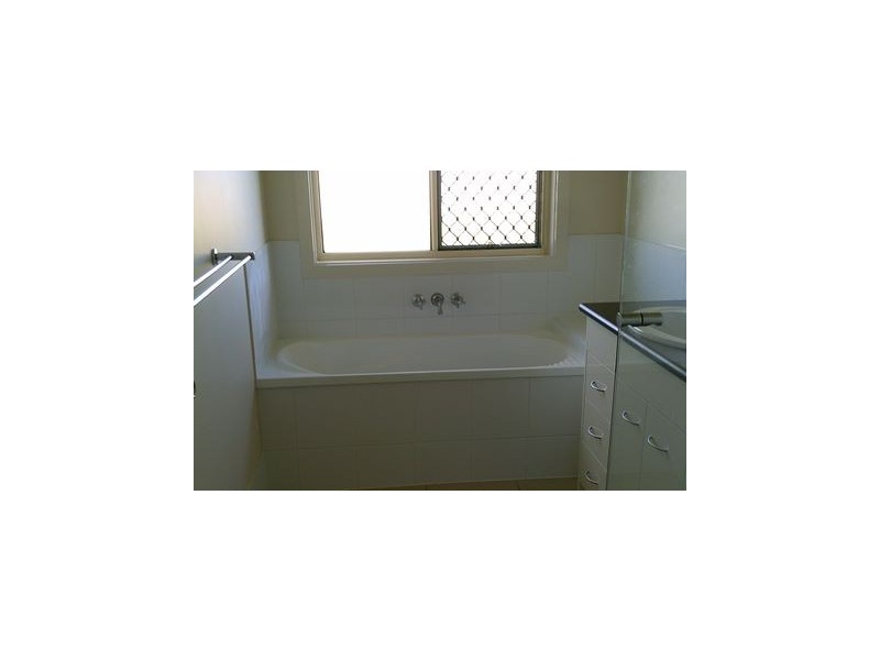 100 TAYLOR STREET, Roma QLD 4455