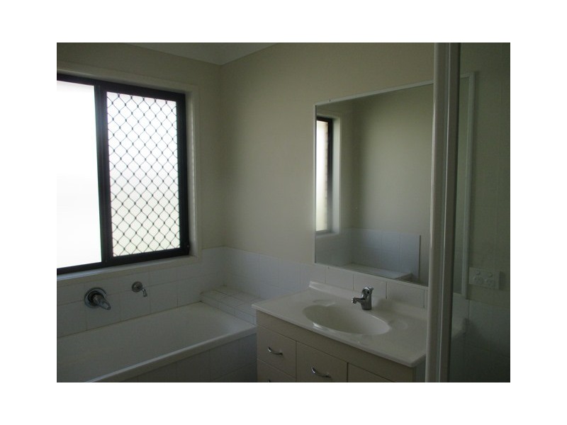 4 BEETSON DRIVE, Roma QLD 4455