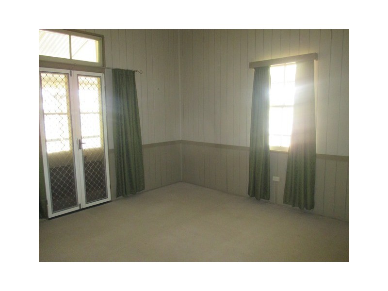 27 QUEEN STREET, Roma QLD 4455