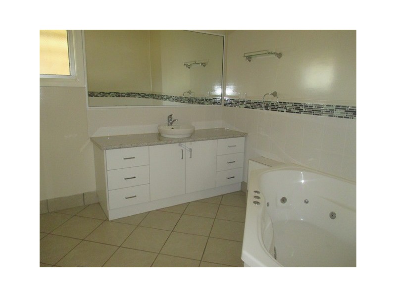 27 QUEEN STREET, Roma QLD 4455