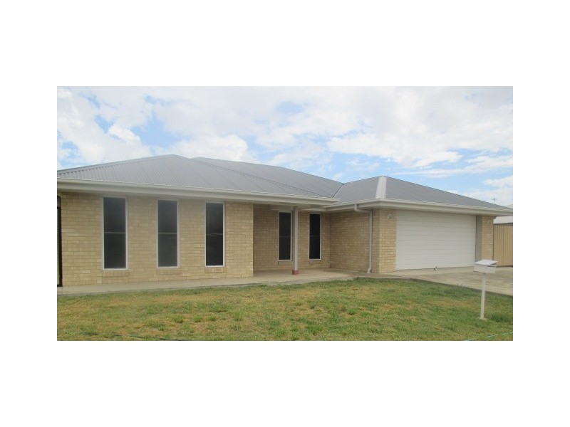24 Beetson Drive, Roma QLD 4455