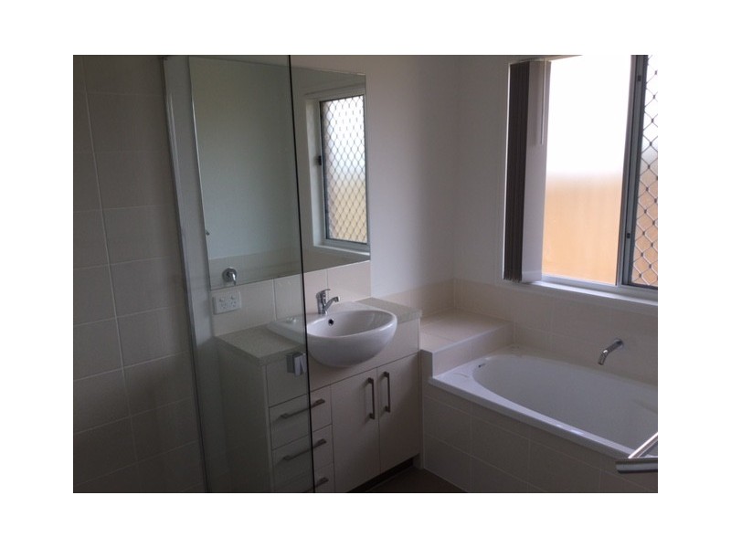 2 Lomandra Av, Roma QLD 4455