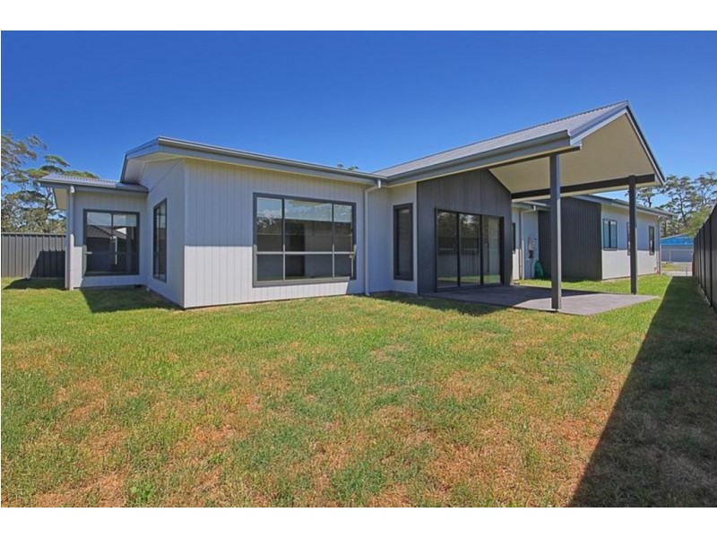 17 Griffiths Run, Broulee NSW 2537