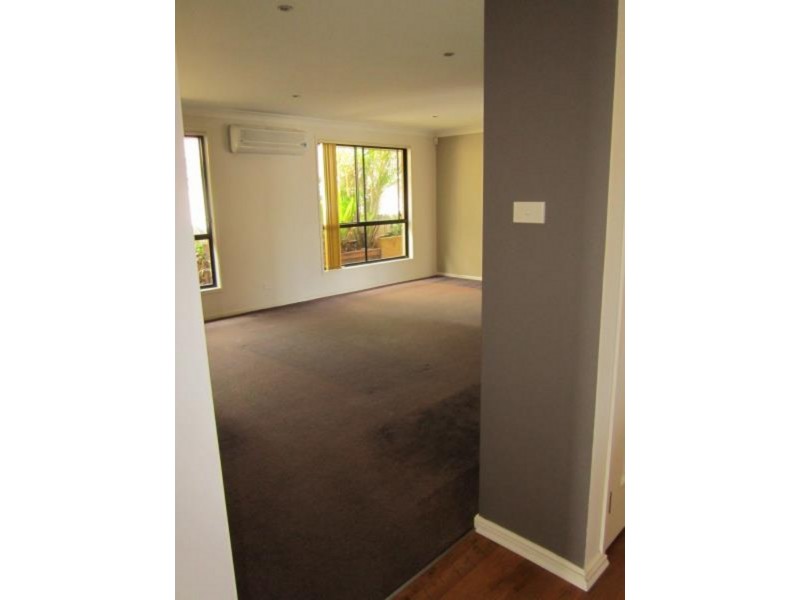 8 Batman Place, Sunshine Bay NSW 2536