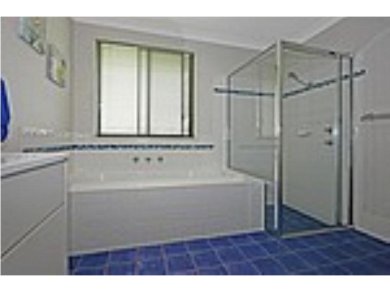 8 Batman Place, Sunshine Bay NSW 2536