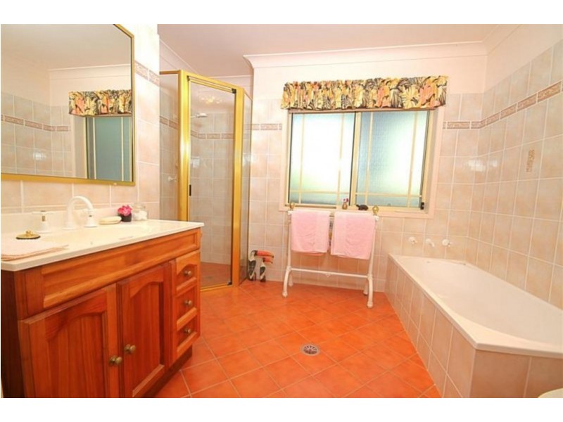 24 Pleasurelea Drive, Sunshine Bay NSW 2536