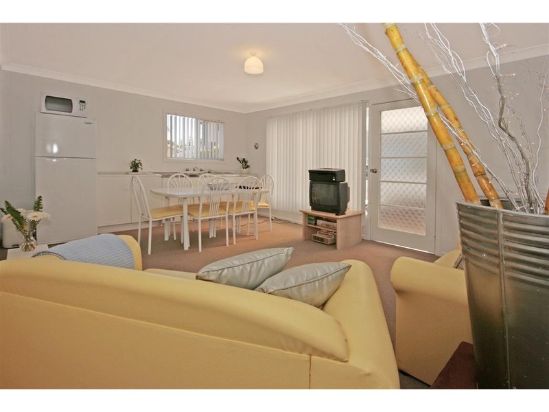 382 Beach Rd, Batehaven NSW 2536