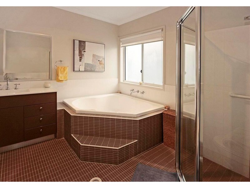 18 Freycinet Dr, Sunshine Bay NSW 2536