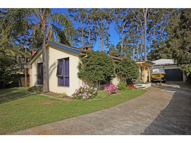 33 Bronte Crescent, Sunshine Bay NSW 2536
